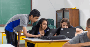 Segundo pesquisa, 7 em cada 10 alunos do Ensino Médio usam IA na escola